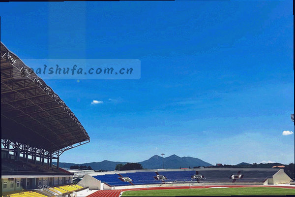 两个对话气泡之间有一条虚线连成心形，寓意顺发体育平台与用户保持紧密沟通